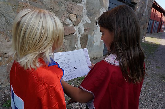 Två barn tittar på karta.