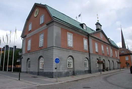 Rådhuset i Arboga, stenbyggnad med koppartak.